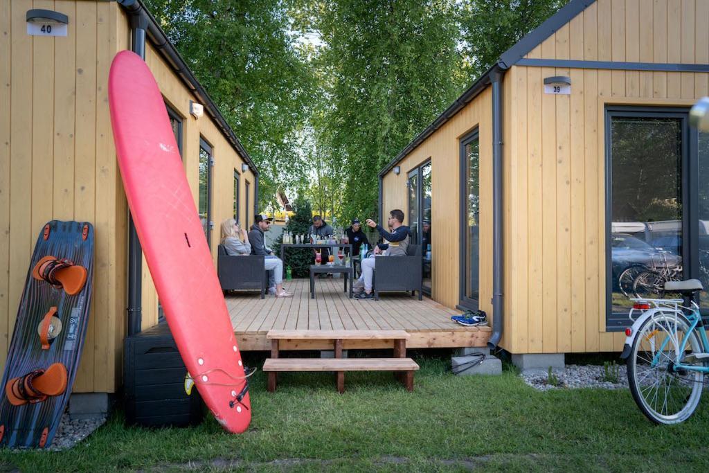 Pod Cyprysami - Surf & Family Resort ياستارنيا المظهر الخارجي الصورة